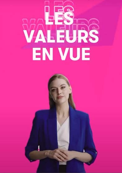 Jeune femme sur fond rose